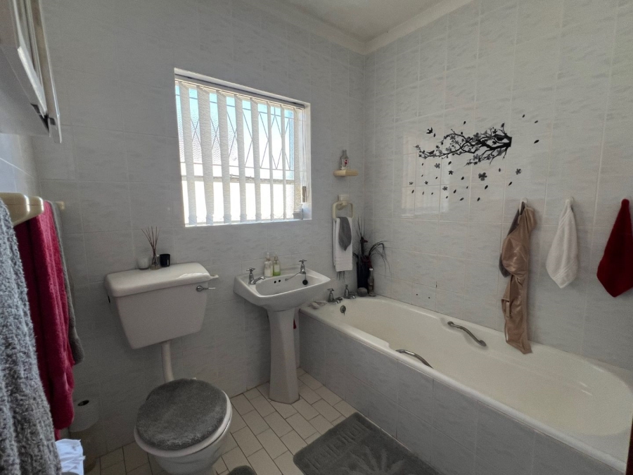 To Let 4 Bedroom Property for Rent in Rowallan Park Eastern Cape